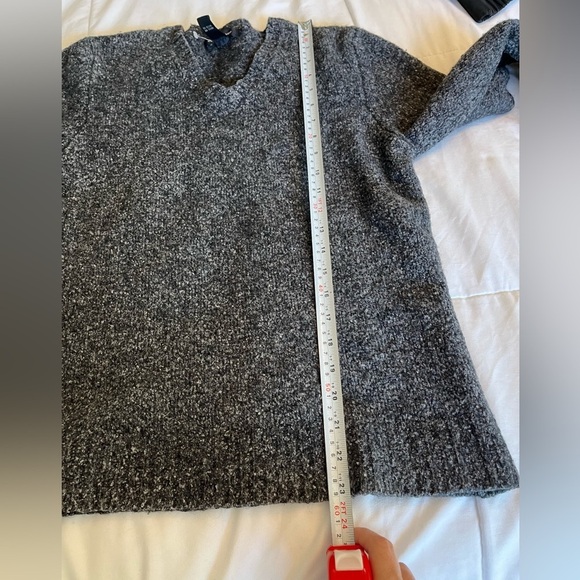Club Monaco Wool Blend V Neck Sweater Dark Grey size Small, Academia Preppy Chic - Picture 11 of 12